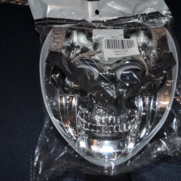 Scream Silver Skull Mask with White Top/Cover Has LED Lights On the Skull - Picture 2 of 6